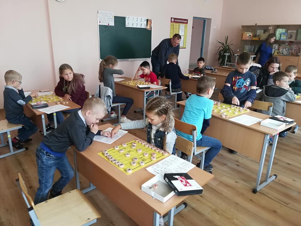 Children learning Xiangqi in Belarus